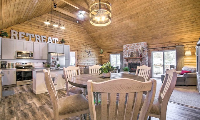 Osage Beach Kabine | NEW! Osage Beach Cabin w/ Deck, Fire Pits and Private Dock!