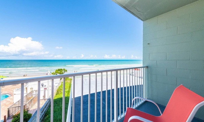 East Daytona Wohnung | NEW POOL OPEN! Direct Oceanfront | Remodeled Tiki Theme | Private Balcony