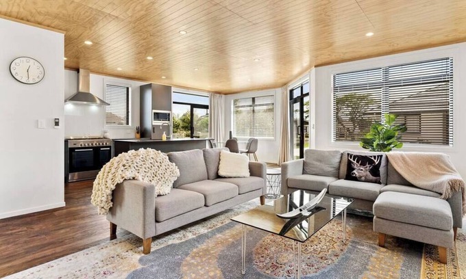 Te Aroha Haus | New, purpose built, executive holiday home, centre of town.