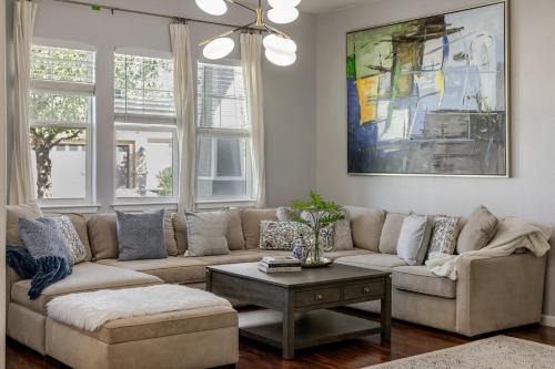 Reno/Tahoe Airport Haus | New Reno Retreat 72 Inch TV Office Patio Views