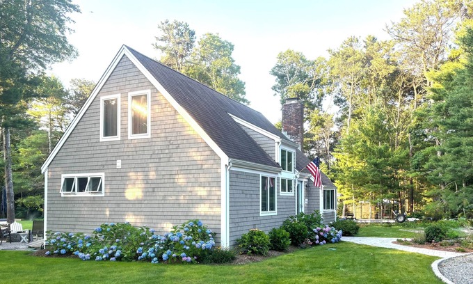 Summersea Haus | NEW SEABURY 3-bdrm Sleeps 8, Walk to Beach, Great Location, Dog Friendly