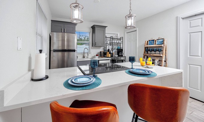 New Port Richey Haus | Steps to dwnt/7min to beach/queen bed/Free parking