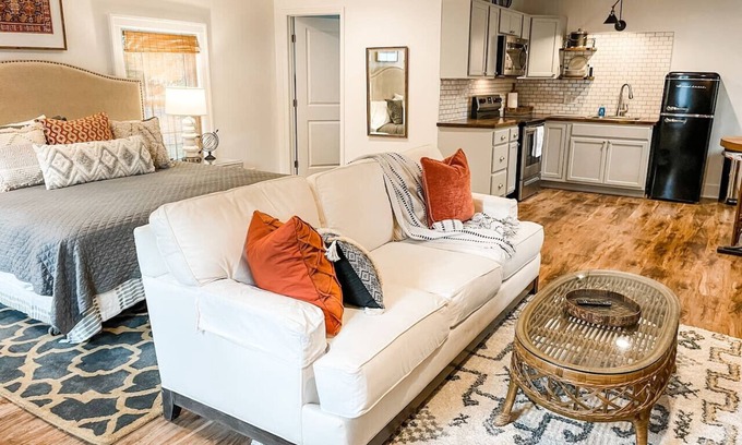 Columbia Wohnung | New Studio Apt w/ KING Bed- 1mi. to Columbia's Sq!