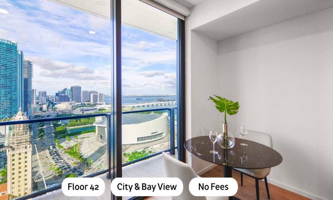 Downtown Miami Wohnung | New Studio with No Fees & Free Beach Club Access