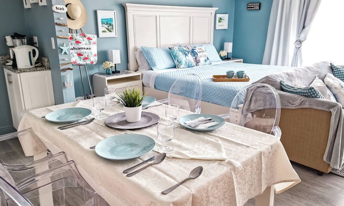 Williams Town Eigentumswohnung | NEW Stunning Ground Floor Beachfront Studio in Coral Beach, Grand Bahamas
