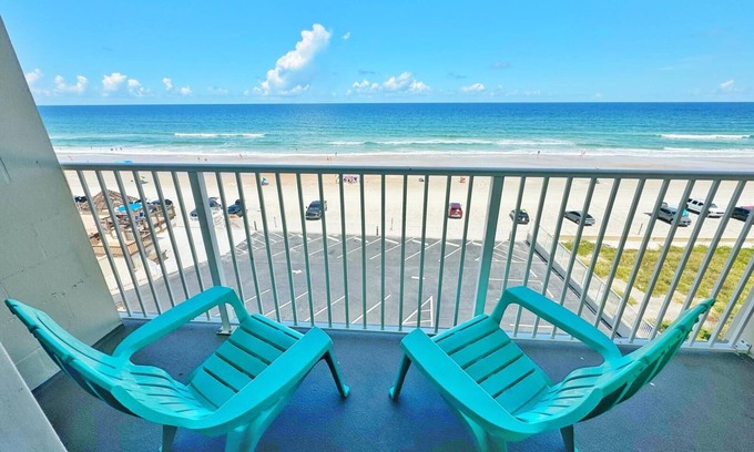 Bostwick Park Wohnung | NEW! Stunning Ocean Front Studio Private Balcony