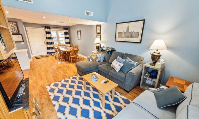 Notre Dame Eigentumswohnung | NEW! Stylish Notre Dame Condo | Sleeps 6