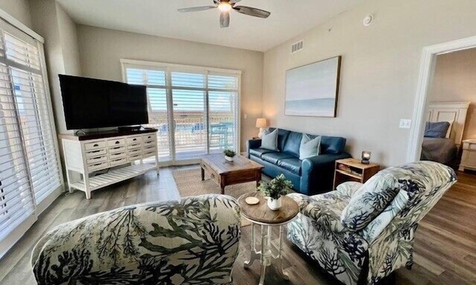Panama City Beach Eigentumswohnung | NEW Sunrise Beach 501! Updated Corner Unit, Heated Pool, FREE Golf & Tickets!