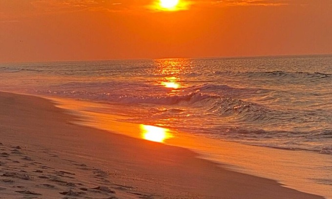 Hampton Hütte | New to VRBO! Cute 2 bedroom cottage just steps from the beach!