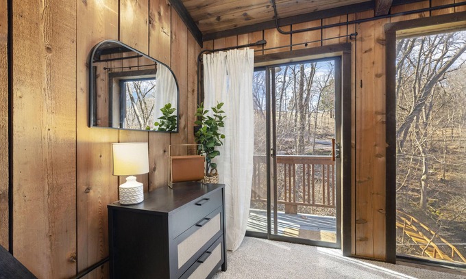 Highlandville Kabine | NEW! Treehouse in The Ozarks w/ Hot Tub