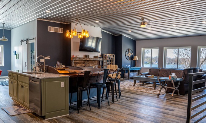 Leesburg Eigentumswohnung | NEW! UNIQUE! BE AMONG THE FIRST on LAKE TIPPECANOE.