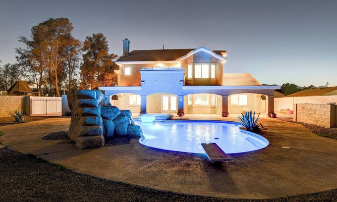 Las Vegas Villa | NEW: Waterslide Pool Villa + Basketball Court! 8MIN STRIP! ⭐️⭐️⭐️⭐️⭐️