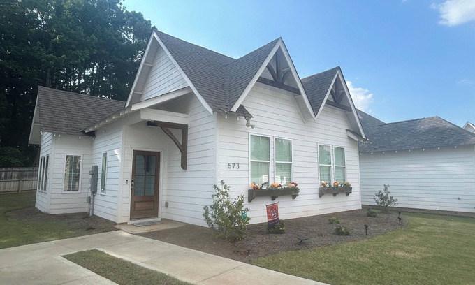 Auburn Haus | New! Welcome to Ode to Aubie! Full house 3 bedroom - 1.4 m to the Stadium!