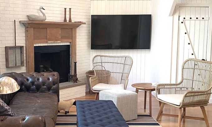 Country Club Estates Haus | New! Wow! Classic, bright Lakehouse with separate living spaces, 1 min to beach