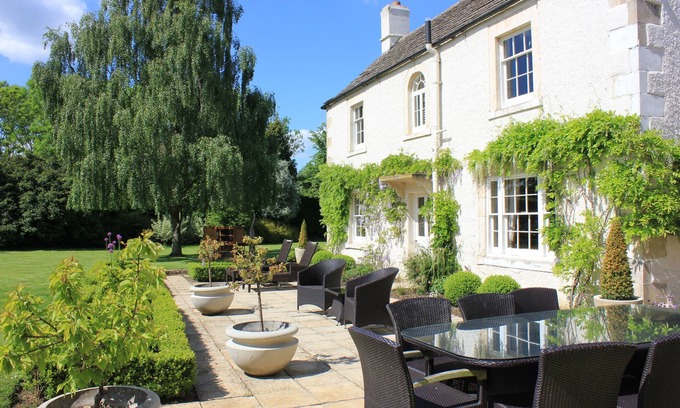 Chippenham Wohnung | Newleaze Farm is an impressive family farmhouse with a large garden in a private rural setting.