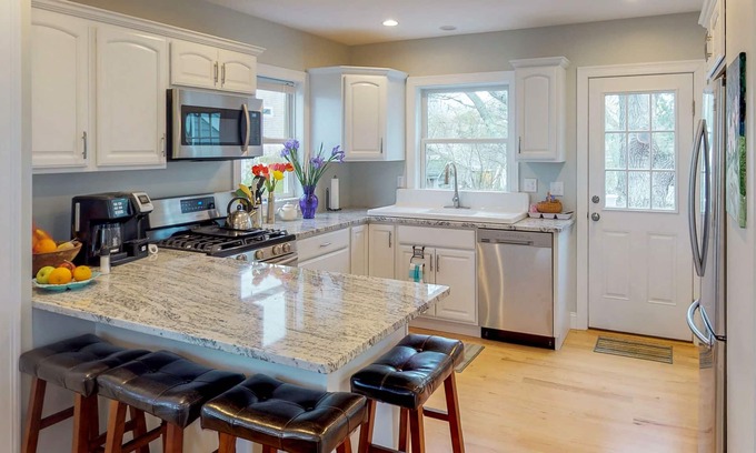 Teaticket Haus | Neu erbautes Bayview-Haus, Schritte zum Anlegen / Starten am Great Pond - kleine Hunde OK!