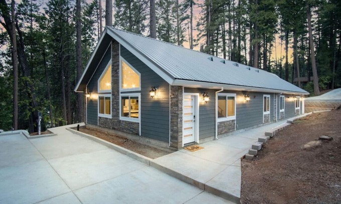 Alta Eigentumswohnung | Newly Built Luxury Villa in the Sierra Mountains