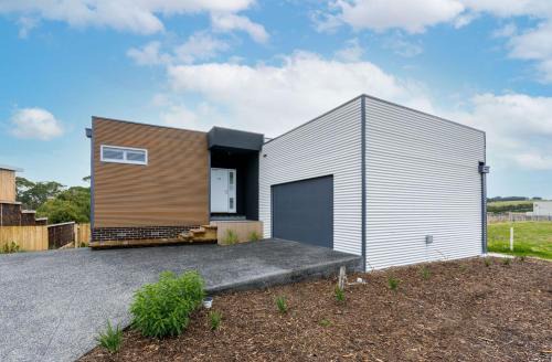 Inverloch Haus | Newly built with WiFi & Healthclub, pool & gym access