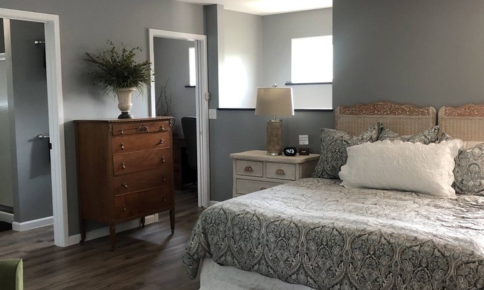 Accomac Haus | Newly Constructed Second Floor Modern Studio Apartment Unit 2 ~ Sleeps 6