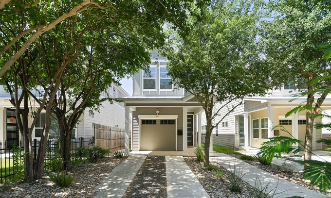 Mahncke Park Haus | Newly furnished near botanical garden/pearl/downtown - & playspace for the kids!