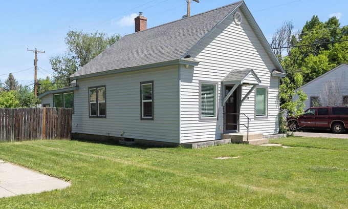 Sheridan Haus | Newly Re-Finished 2 bed, 1 bath close to downtown