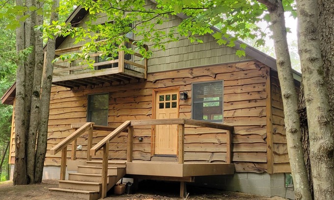 Thompsonville Haus | Newly remodeled Beautiful Betsie river home 500'waterfront Ski fish explore
