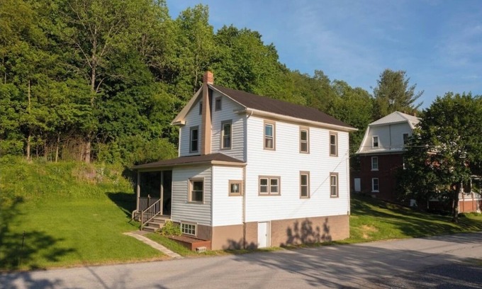 Entriken Haus | Newly remodeled, family-style home by the lake