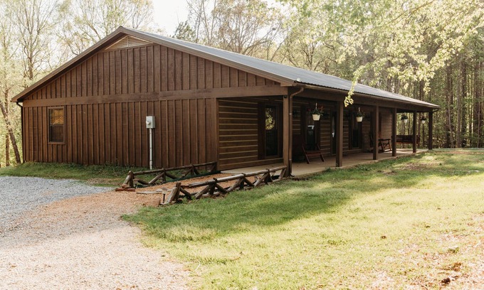 Tie Plant Haus | Newly remodeled home 4 Bedroom 3 Bath in private setting minutes from lake