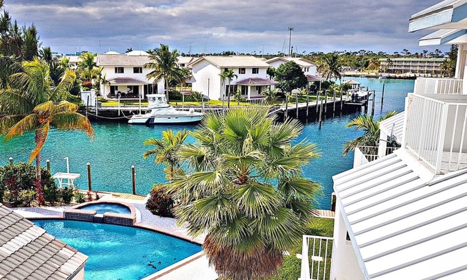 Bahama Reef Eigentumswohnung | Newly Renovated 2BR Luxury Poolside Retreat: Steps from Beach & Port Lucaya