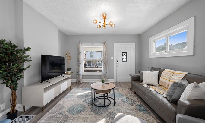 Old North Columbus Haus | Newly renovated 6 BRs OSU Stadium&Expo, 2 FREE PARKING