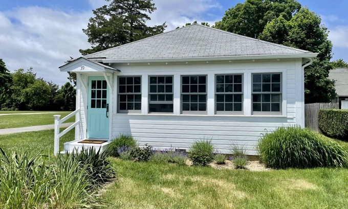 Jamesport Hütte | Newly Renovated Beach Cottage in Jamesport, NY with a private beach.