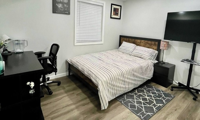 Annandale Haus | Newly Renovated Double BR w/Private Bath. Access to full Kitchen & Washer/Dryer.