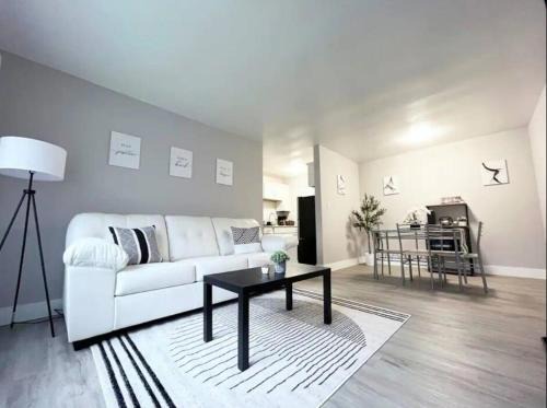 Garfield Heights Wohnung | Newly Renovated Modern 5 Star First Floor Unit