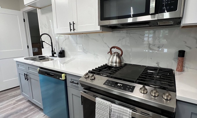 Bolingbrook Haus | Newly Renovated Modern Bolingbrook Retreat