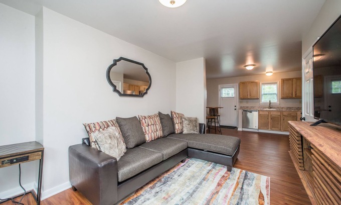 Carnegie Haus | ⭐️Newly Renovated Perfect 4 Business and Leisure $5 Express to Steeler Game