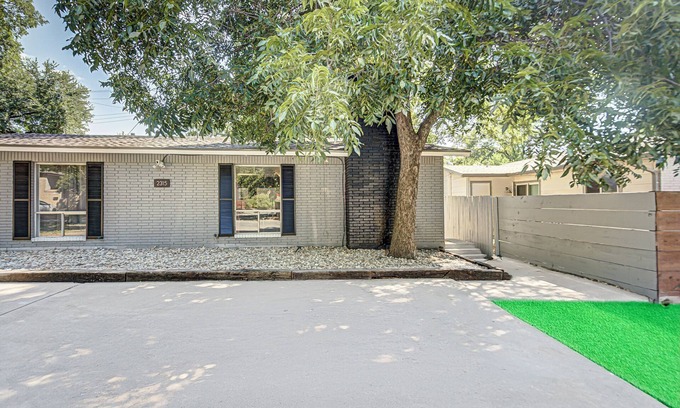 Barton Hills Haus | Newly Renovated! Pool and Patio I Mins to DT