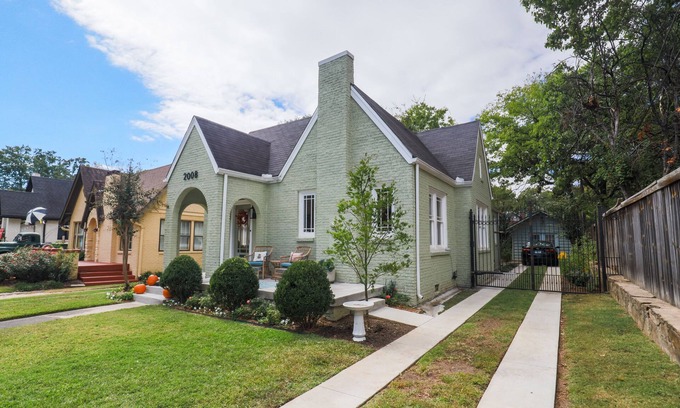 Heights Haus | Newly Restored 2BR Heights Cottage