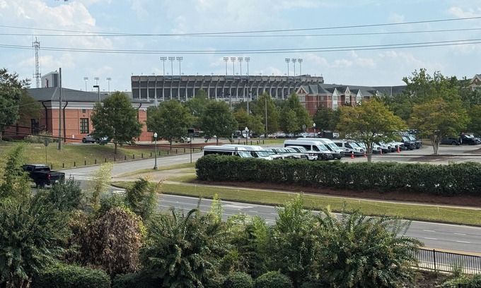 Auburn Eigentumswohnung | Newly updated condo steps from Jordan Hare and downtown Auburn!