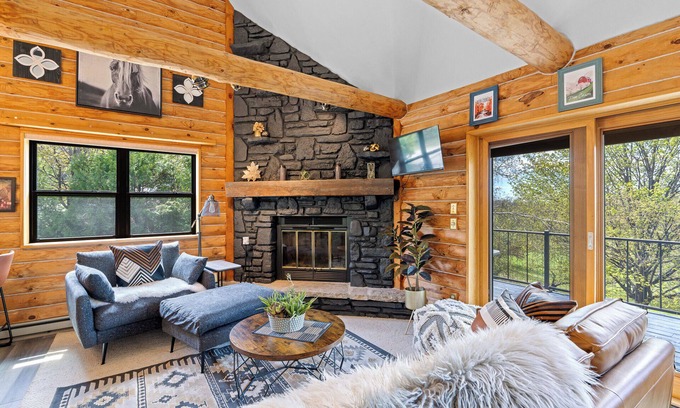 Sister Bay Kabine | Newly Updated Log Home on 5 acres - Gorgeous Decor and Family Friendly