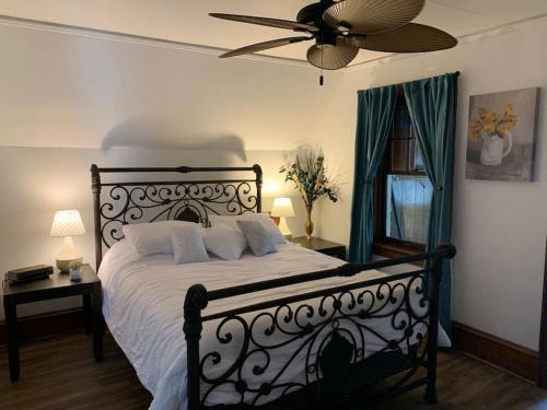 West Allis Wohnung | Nice 1 BR Apt, WIFI & Office, Near State Fair