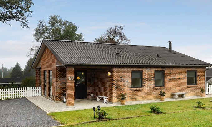Farvang Haus | Nice home in Fårvang with outdoor swimming pool