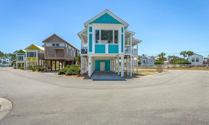 Carrabelle Hütte | Nigel's Rest 1BR/1BA less than 5 min. walk to beach! Special $155 per night!