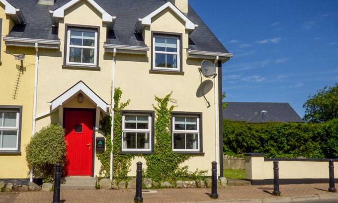 Tullaghan Hütte | NO 17 MOUNTAIN DALE, pet friendly in Bundoran, County Donegal