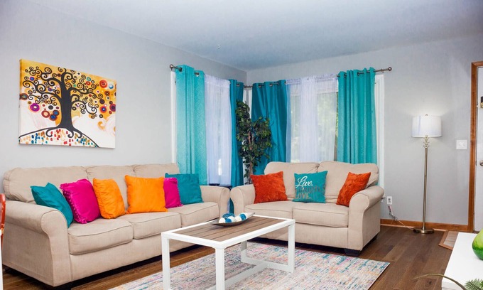 Boulder Hill Haus | No Stairs PetFriendly Big Fenced Yard 3 bedroom single family home Disney+