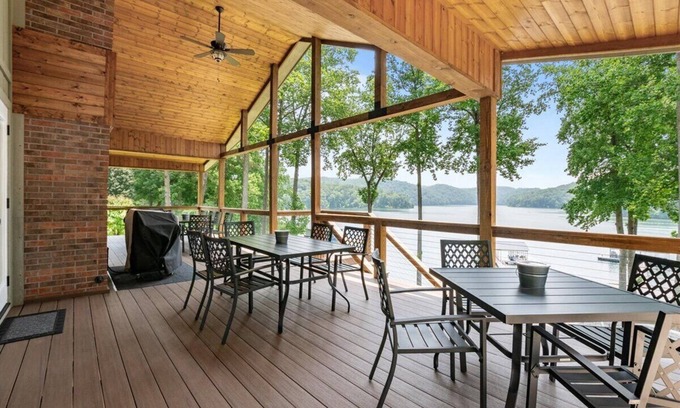 Jacksboro Haus | KEINE SCHRITTE! Sanfter Weg zum Wasser mit 1.800 sq. Ft. 2 Slip Dock