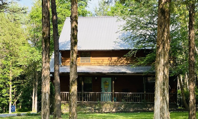 Cub Run Haus | Nolin Lake modern log cabin near Mammoth Cave and local attractions, lake access