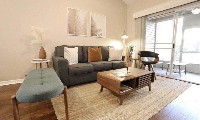 Gainesville Wohnung | Nomad Retreat đ§ż King Bed Boutique Condo w Garage