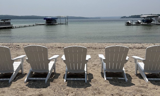 Leland Hütte | North Lake Leelanau carriage/cottage. Sandy beach front on North Lake Leelanau.