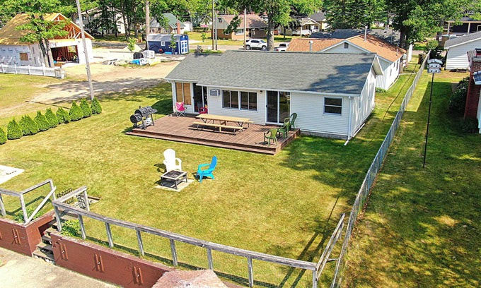 Prudenville Haus | North View Cabins #3 - 2Bed/1Ba Direct Waterfront Cabin on Houghton Lake!