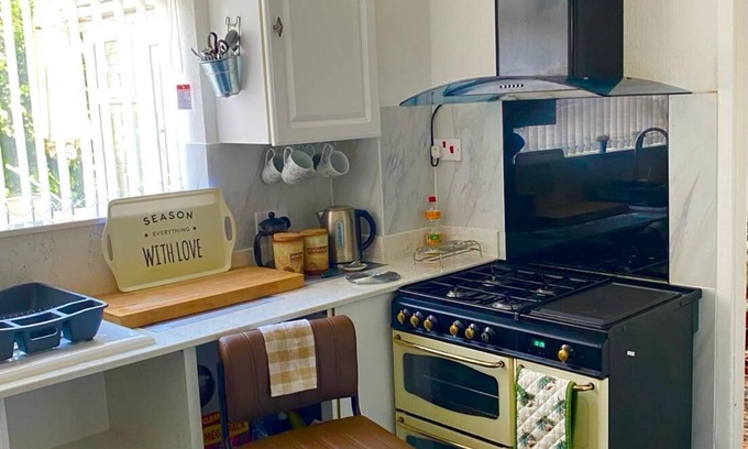 Hadfield Haus | Northern Home Stay Between the High Peak & Manchester